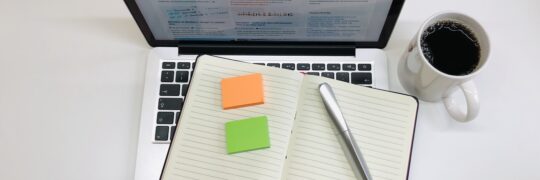 Notizen erstellen mit Laptop und Notizbuch