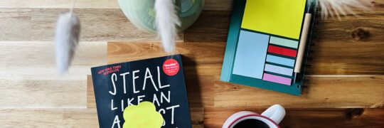 Schreibtisch mit Buch