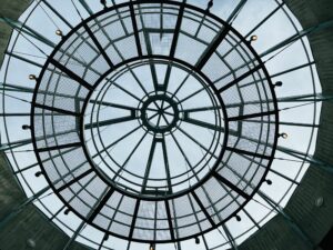 Blick durch Rotundendach Richtung Himmel