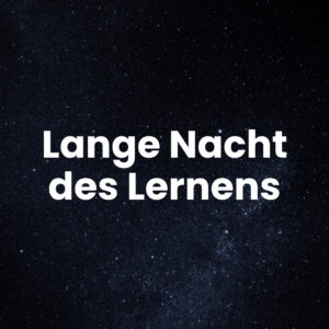 Foto eines Sternenhimmels, darauf der Text "Lange Nacht des Lernens"
